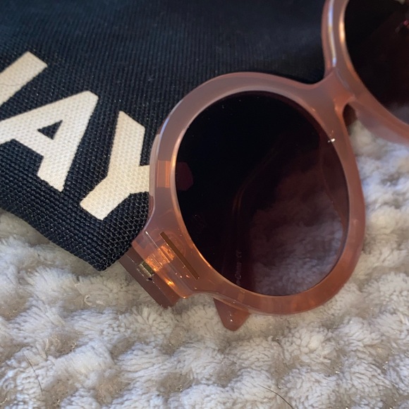 Authentic Quay Sunglasses Chill Pill in Rose - Picture 5 of 9